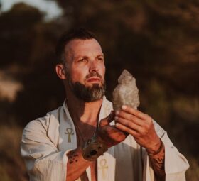 “How to Awaken your Inner Essence: The Philosophy behind VIBRA’s Approach” | Shaman Visionair, Jeroen Boerkamp in Collaboration with OYA